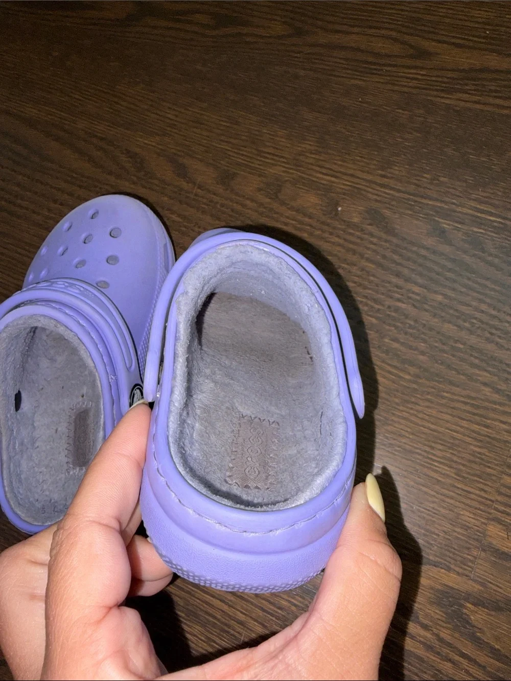 CROCS Kids Lavender Faux-Fur Lined Clogs. C8
